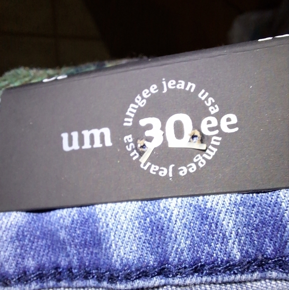 Umgee NWT embroidered flare leg jeans in a size 30 waist and 33 inseam - Picture 6 of 11